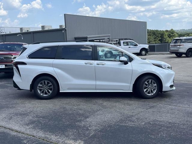 2026 Toyota Sienna XLE 8 Passenger
