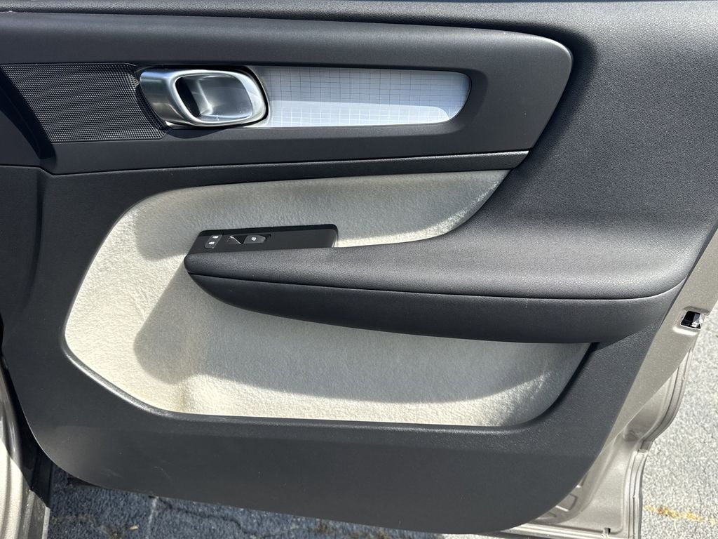 2022 Volvo XC40 Momentum