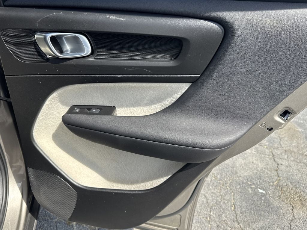 2022 Volvo XC40 Momentum