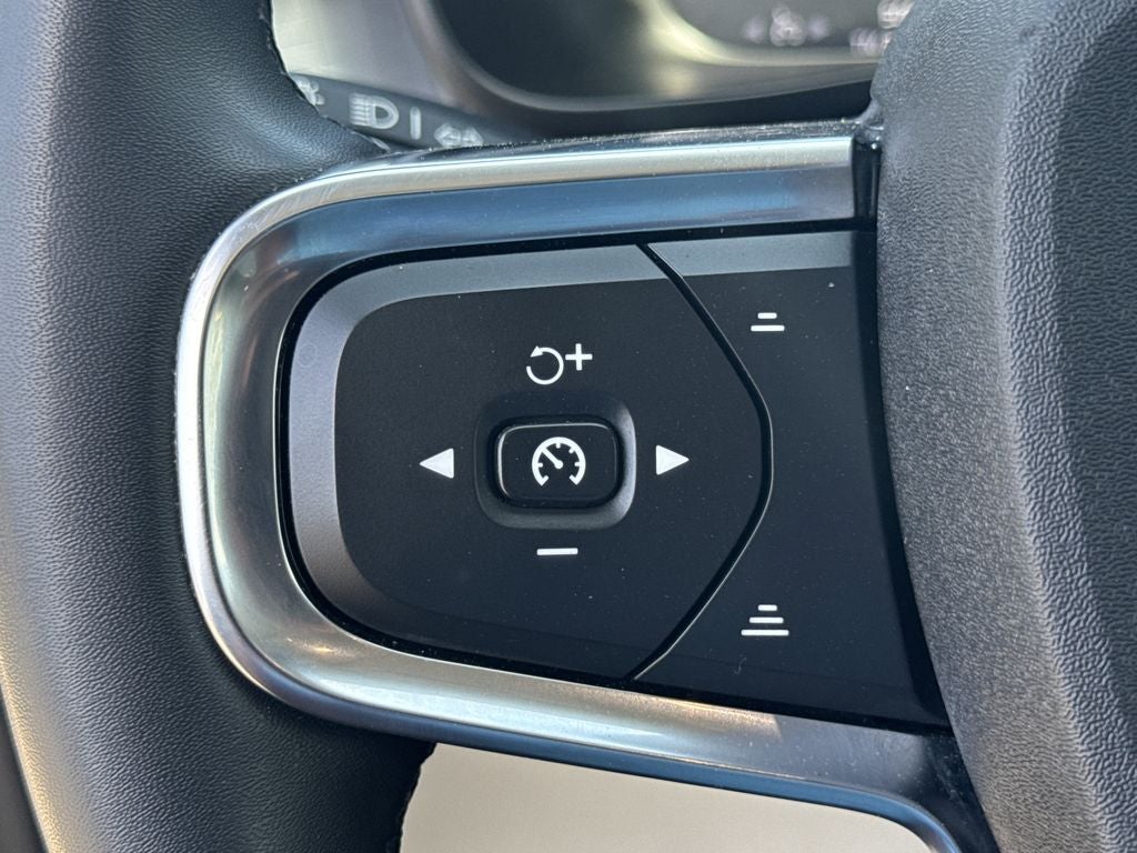 2022 Volvo XC40 Momentum