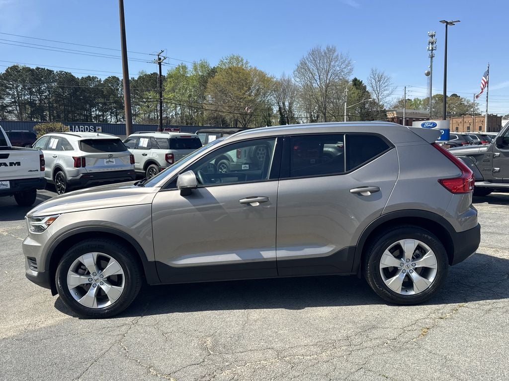 2022 Volvo XC40 Momentum