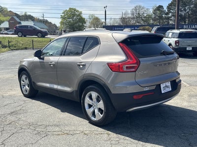 2022 Volvo XC40 Momentum