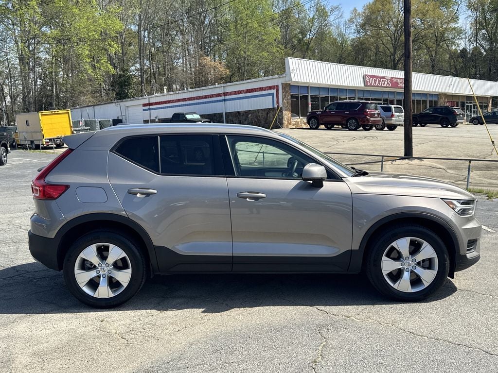2022 Volvo XC40 Momentum