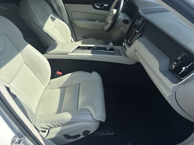 2023 Volvo XC60 B5 Ultimate Bright Theme