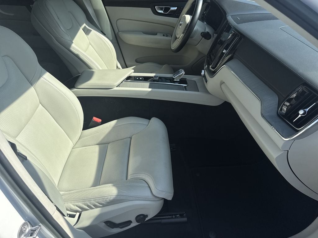 2023 Volvo XC60 B5 Ultimate Bright Theme