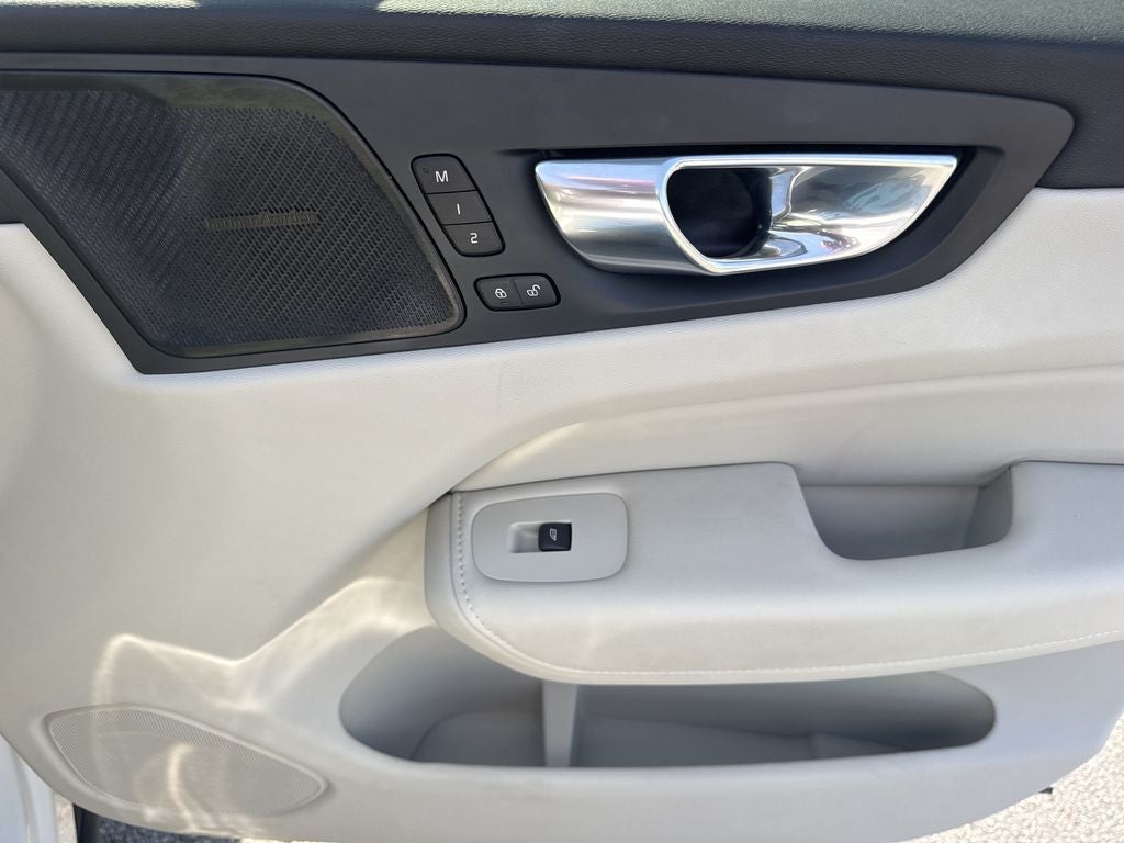 2023 Volvo XC60 B5 Ultimate Bright Theme
