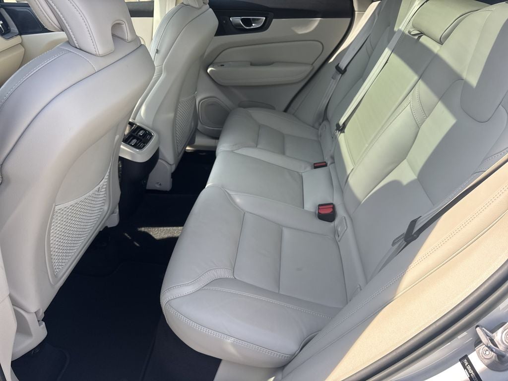 2023 Volvo XC60 B5 Ultimate Bright Theme