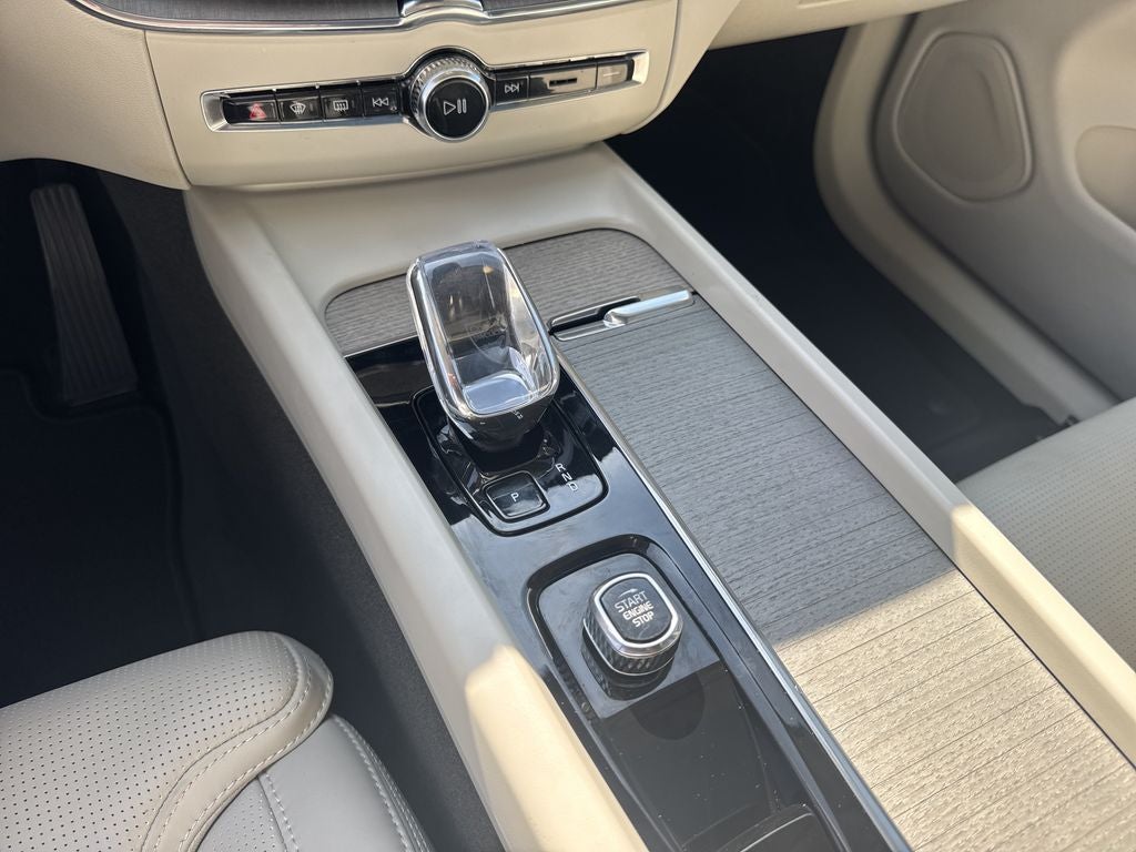 2023 Volvo XC60 B5 Ultimate Bright Theme