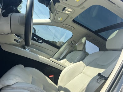 2023 Volvo XC60 B5 Ultimate Bright Theme
