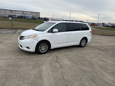 2013 Toyota Sienna XLE 8 Passenger